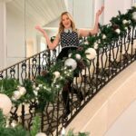 Elizabeth Banks Instagram - Happy Holidays from my staircase! 💫
(this is a hotel)