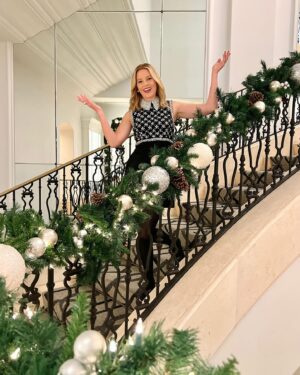 Elizabeth Banks Instagram - Happy Holidays from my staircase! 💫
(this is a hotel)