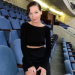 Kristina Asmus Instagram - Да, это мой наряд на детское мероприятие. Цитирую классиков, которые ходят в школу ребёнка в трусах 😂😂🙈
Ходила я вчера на детскую ёлку, в которой принимаю участие (и с которой мы, кстати, стали лидером рейтинга новогодних представлений Москвы!!! 💥)
Для тех, кто прослушал - рассказываю))) Я играю искусственный интеллект в шоу для всей семьи 🎄 Формат супернеобычный - в спектакле происходят настоящие эксперименты с исчезающими чернилами, азотом, газом, Теслой и т.д.⚡️ Всё максимально безопасно, зрелищно и выглядит просто вау!!!! А за час до начала представления в фойе проходят мастер-классы, в которых ваши дети смогут сделать разные интересности своими руками ⚗️ Всем также дарят научные подарки, которые вы можете провести потом дома с детьми и, конечно - добрая современная сказка с Дедом Морозом и Снегурочкой 🎅🏻❄️
Шоу-бестселлер проходит в культурном центре ЗИЛ! 
Даты: 29 и 30 декабря, 2-5 января!
Билеты на сайте: elkawowhow.ru
🪐 А по промокоду ASMUS у вас будет скидка 20% !
Подробная информация: @festnauki
Режиссёр: @danil_chaschin