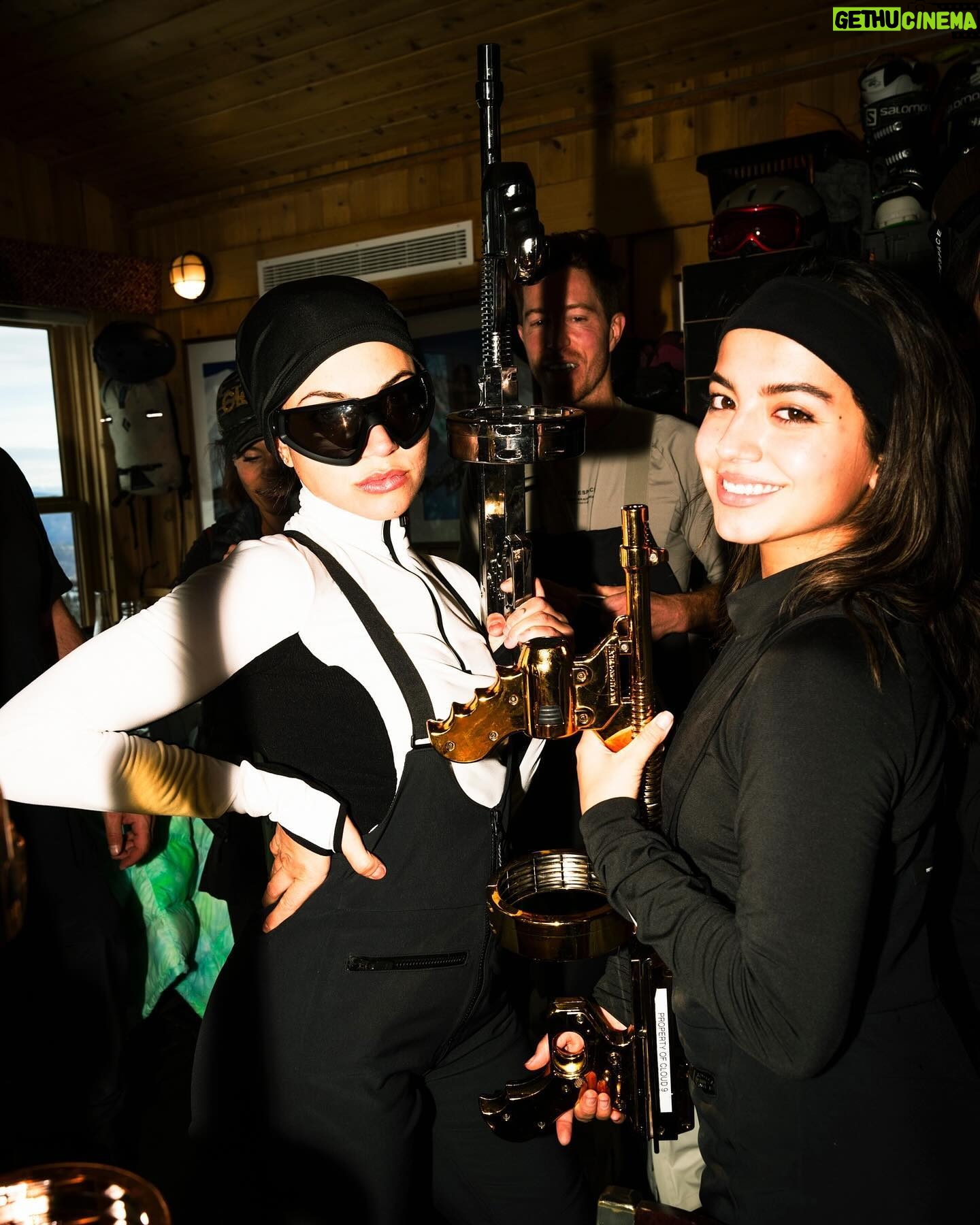 Isabela Merced Instagram - Great way to end the year with snowboarding lessons from @shaunwhite and the nicest gear from @whitespace_____ with an unmatched crew of amazing people 🤧 Couldn’t feel more grateful for everyone who made this experience possible. Love me some @nina & @shaunwhite 💞🏂 Best trip ever!!!!
📸: @mikedawsy & @_nickradford