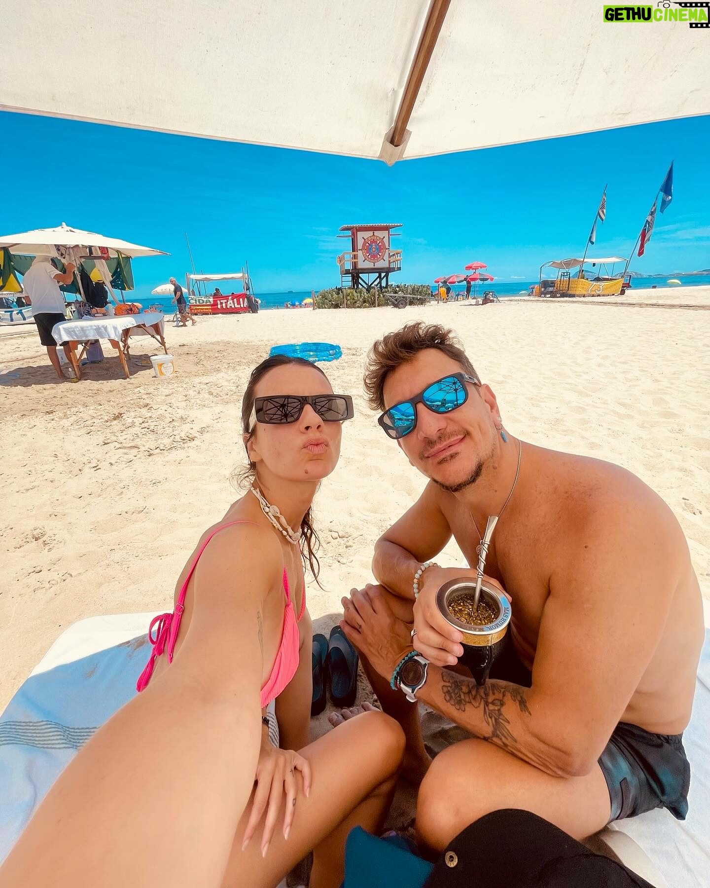 Nicolás Vázquez Instagram - Mate, playa y besos!
@gimeaccardi 🧚🏼♂️❤️🔥