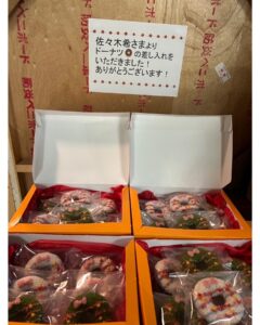 Nozomi Sasaki Instagram - 現場でドーナツを差し入れしました🍩
クリスマスのリースのドーナツをオーダーして#イクミママ に作っていただきました！可愛い！
それとは別に、我が家用のシンプルなドーナツも10個オーダー。優しい味がたまらない！好き！写真撮る前に思わず食べてしまい失礼😅