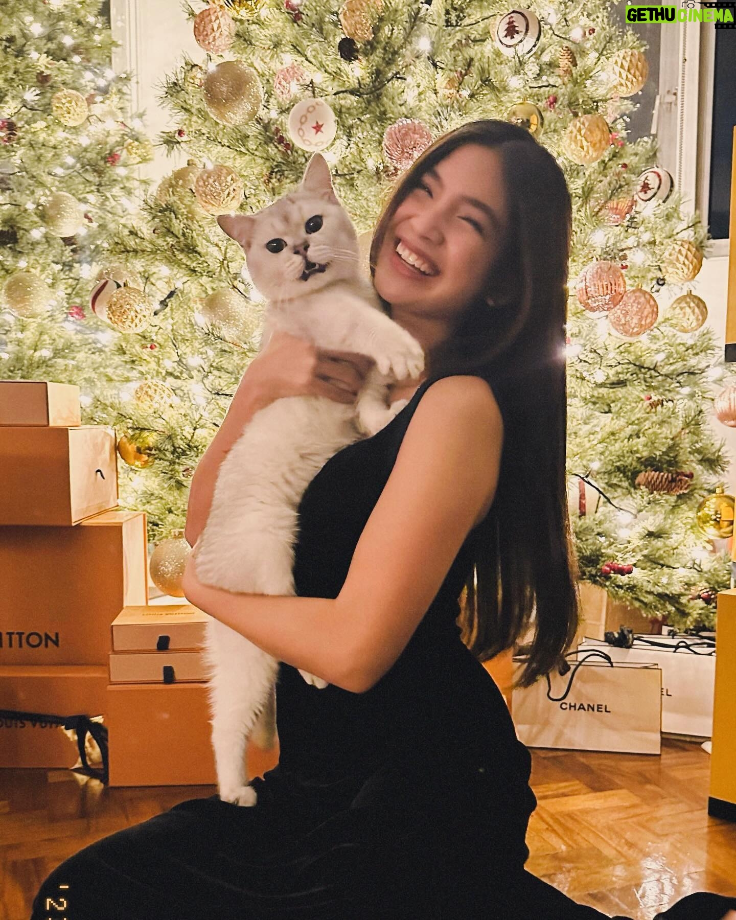 Heaven Peralejo Instagram - Have a holly jolly Christmas, xoxo gossip girl 💋