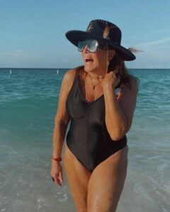 Susana Vieira Instagram - Curtindo uma praia do jeitinho que a gente gosta ☀️🌊🏖️