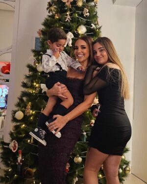 Paula Echevarría Instagram - Feliz 2024!!!!!!!! ♥️💫🍾
El mio empieza con lo que más quiero ♾️