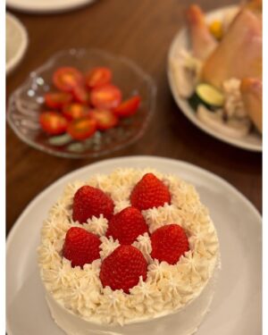 Nozomi Sasaki Instagram - 毎年恒例🎄
丸鶏のチキンとケーキ🍗🍰
チキン焼いて、ケーキは子供と一緒に作りました！
生クリームを泡立ててからは、生クリーム泥棒がこっそり何度も舐めてた👦🏻
気持ちは分かるけどね！
生クリーム無くなるからやめて〜！
と、ドタバタクッキングでした👩‍🍳

さて、クリスマスも終わり、
年越しはゆっくりしたいので、それまでにやる事終わらせます✨