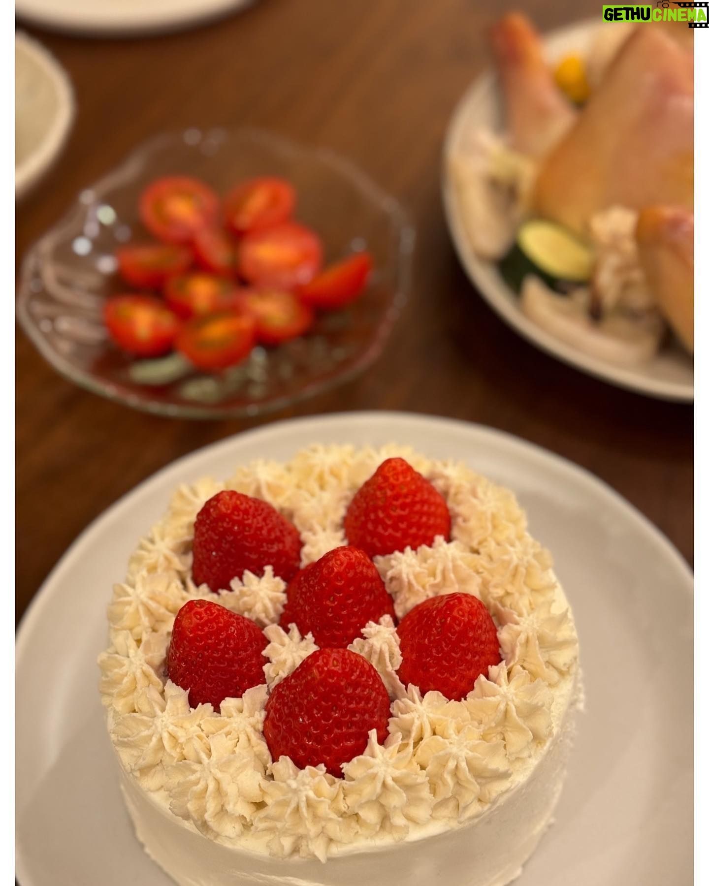 Nozomi Sasaki - 61.8K Likes - 毎年恒例🎄
丸鶏のチキンとケーキ🍗🍰
チキン焼いて、ケーキは子供と一緒に作りました!
生クリームを泡立ててからは、生クリーム泥棒がこっそり何度も舐めてた👦🏻
気持ちは分かるけどね!
生クリーム無くなるからやめて〜!
と、ドタバタクッキングでした👩🍳
さて、クリスマスも終わり、
年越しはゆっくりしたいので、それまでにやる事終わらせます✨