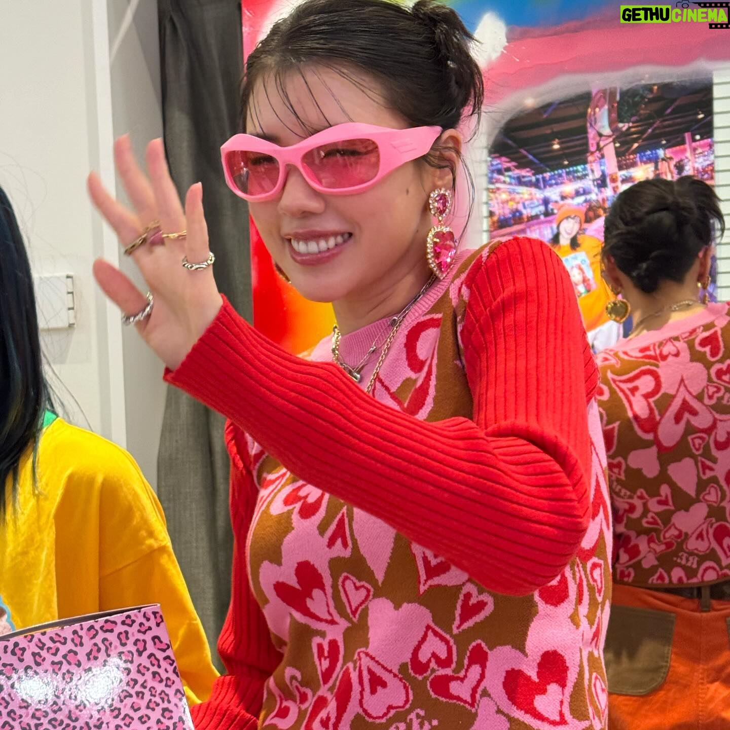 Riisa Naka Instagram - 2023年のポップアップもご来場いただき本当にありがとうございました🏠🩷✨🎄🩷🎅🏻今年も幸せな4日間でした🥹🩷もっとみんなとたくさんお話ししたくってたまらなかった😂✨本当にみんなだいすきだよ❤️朝から並んでくれたり、地方から来てくれたり、仕事帰りにダッシュで来てくれたり、すごく嬉しかったよ😍また会おうね🫶🏻✨
今回もパパママれいちゃんはじめたくさんのスタッフの方々に支えていただきました🥹本当にありがとうございました🤍🥹さらに、なすちゃんも搬入から最終日まで手伝ってくれて愛情たっぷりの体力オバケパワーをたくさんもらいました😍🥰
そして、夢のキャンディーハウス🍬🍭🏠貴重なクリスマス期間に原宿のど真ん中に建てることができて幸せでした🥹ラフォーレ原宿さま本当にありがとうございました🥹✨
12月25日の明日までなので皆様ぜひ実物を見に行ってね❤️
@re._oyoufukuyasan_
@re._reichan_
@laforet_h
@nasup
みんなステキなクリスマスイブを🎄❤️