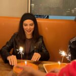 Sheryl Rubio Instagram – Los 31 nunca se habían sentido tan bien 🥹🎂 Nunca me había sentido con tanta energía y tan fuerte en mi vida! Pensaba que en los 30 todo iba para abajo y todo lo contrario, me siento más viva que nunca! Más presente que nunca! Los treintas se han convertido en mi edad ❤️ Quise pasarla solo con familia cenando lo más venezolano que se pudiera. Fui a un scape room y escapamos! 👀 luego fuimos a cenar y terminamos la noche jugando Mario Party. No pudo ser mejor! Gracias por tantos mensajes tan bonitos 🫶🏻 recibí mucho amor y estoy tan feliz de tenerlos en mi vida! Espero poder retribuirles todo el amor de vuelta de alguna forma 🥹 gracias gracias gracias!