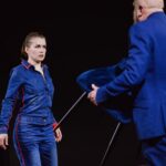 Anna-Maria Sieklucka Instagram – Za mną dwie premiery teatralne, które miały miejsce 12 grudnia. „Hańba” oraz „Pod lodem”, które wchodzą w skład Dekalogu Teatralnego. Łukasz Witt-Michałowski, który jest pomysłodawcą jak i reżyserem tego przedsięwzięcia, opiera się w jakimś aspekcie swoich założeń na twórczości „Dekalogu” Krzysztofa Kieślowskiego i Krzysztofa Piesiewicza. Stworzyliśmy spektakle mocne, które w odbiorcy pozostawiają pytania jak i nasuwają przemyślenia o kondycji dzisiejszego świata jak i własnej moralności. Artur Pałyga napisał nam świetne teksty. Postać Pełnomocniczki, w którą się wcieliłam w „Hańbię” jest na pewno charakterem, z którym nie chciałabym się zetknąć w prywatnym życiu, a Ewa, którą gram w „Pod lodem” była nowym, innym wyzwaniem aktorskim, potrzebowałam mocno zapoznać się z tematem straty. Od innej strony- wielowymiarowo. To był bardzo owocny czas, pełen głębi. Zapraszam Was w przyszłym roku, na pewno jeszcze nie raz zagramy dla Was. 🤍
.
.
.
fot. @rukasz @centrumkultury 

#theatre #performance #dekalogteatralny #play #actress
