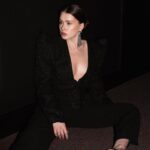 Anna-Maria Sieklucka Instagram – Drodzy!
Tego, co dla Was najważniejsze. By czas płynął Wam zgodnie z Waszymi wartościami. Otaczajcie się jakościami, które współgrają z Waszym sercem. Życzę Wam odnalezienia swojej ciszy, wsłuchania się we własne „ja” i otulenia się nim, pełni miłości. Trwajcie przy sobie, wiedząc kim tak naprawdę jesteście.
Wasza Ama 🤍

Beloved!
Wish u everything what is most important. Let the time flow in accordance with your values. Surround yourself with qualities that resonate with your heart. I wish you to find your silence, listen to your own inner voice and wrap yourself in it filled with love. Stay with yourself, knowing who you really are.
Yours Ama 🤍
.
.
.
#merrychristmas #christmas #wishes #beyourself