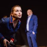 Anna-Maria Sieklucka Instagram – Za mną dwie premiery teatralne, które miały miejsce 12 grudnia. „Hańba” oraz „Pod lodem”, które wchodzą w skład Dekalogu Teatralnego. Łukasz Witt-Michałowski, który jest pomysłodawcą jak i reżyserem tego przedsięwzięcia, opiera się w jakimś aspekcie swoich założeń na twórczości „Dekalogu” Krzysztofa Kieślowskiego i Krzysztofa Piesiewicza. Stworzyliśmy spektakle mocne, które w odbiorcy pozostawiają pytania jak i nasuwają przemyślenia o kondycji dzisiejszego świata jak i własnej moralności. Artur Pałyga napisał nam świetne teksty. Postać Pełnomocniczki, w którą się wcieliłam w „Hańbię” jest na pewno charakterem, z którym nie chciałabym się zetknąć w prywatnym życiu, a Ewa, którą gram w „Pod lodem” była nowym, innym wyzwaniem aktorskim, potrzebowałam mocno zapoznać się z tematem straty. Od innej strony- wielowymiarowo. To był bardzo owocny czas, pełen głębi. Zapraszam Was w przyszłym roku, na pewno jeszcze nie raz zagramy dla Was. 🤍
.
.
.
fot. @rukasz @centrumkultury 

#theatre #performance #dekalogteatralny #play #actress