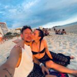 Nicolás Vázquez Instagram - Mate, playa y besos! 
@gimeaccardi 🧚🏼‍♂️❤️‍🔥