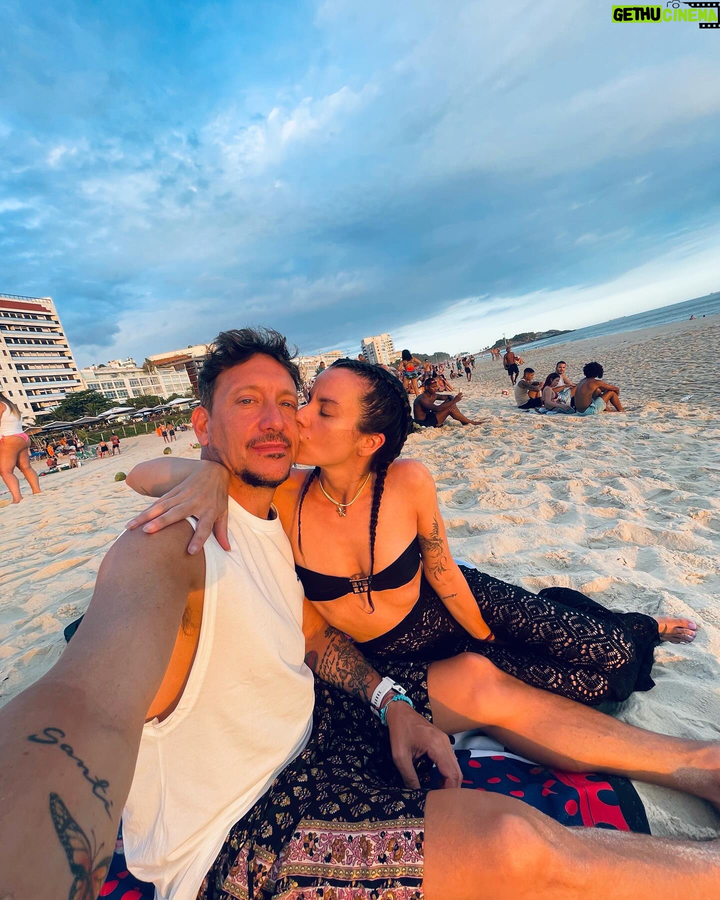 Nicolás Vázquez Instagram - Mate, playa y besos!
@gimeaccardi 🧚🏼♂️❤️🔥