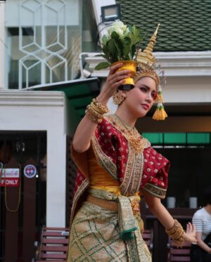 Praiya Suandokmai Instagram - รำถวายพระพรหมเมื่อวานค่ะ @pom_vinij @klauaydoeshair 🇹🇭