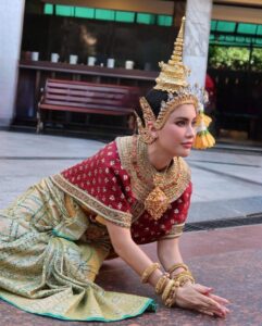 Praya Lundberg Instagram - รำถวายพระพรหมเมื่อวานค่ะ @pom_vinij @klauaydoeshair 🇹🇭