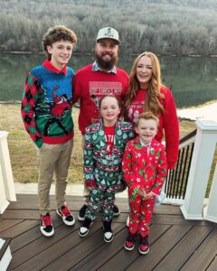 Maci Bookout Instagram - Merry Christmas from our family to yours!! #Blessed 🎄🫶🏻 🥰

#merrychristmas 
#thingsthatmatter