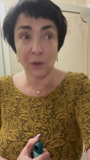 Lolita Milyavskaya Instagram - Всё от Бога. Я так давно не убирала квартиру, что видно она написала в Небесную канцелярию, чтобы меня лишили концертной работы. Я пенсионерка… и привыкаю быть домохозяйкой… А ещё скоро весна и кусты надо подрезать…