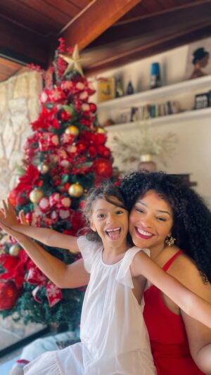 Juliana Alves Instagram - Renovando as esperanças!

Feliz natal pra vocês, que me trazem tanto amor, carinho e força.

Que seu coração esteja preenchido de amor, esperança, fé, coragem e paz. E nunca te falte o essencial pra ser feliz e fazer suas escolhas e compartilhar sua caminhada nas melhores companhias. 
Que você esteja sempre coberta do verdadeiro amor! Aquele que te mostra a verdade, o essencial e que te faz crescer. 

FELIZ NATAL!!!