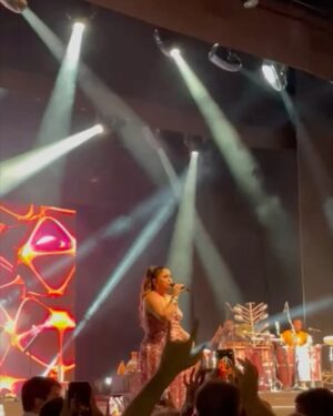 Juliana Alves Instagram - Que noite! 
Evento do querido @pretinhodaserrinha com participações mais que especiais. Muita gente de respeito em uma estrutura maravilhosa! Finalmente consegui ir, depois muitas quintas de trabalho até tarde!
Depois, show dela que eu sou muito fã! Sempre que posso vou, ela me emocionou no Rock in Rio e se supera cada vez mais! Ta um absurdo de bom o Samba da @mariaritaoficial e já tô ansiosa pro novo álbum dela!
Obrigada por tanta entrega, mariarita

@evandrorius obrigada!!! Você arrasa! Quero você na Sapucaí! ☺️🙌🏾✨✨✨✨✨✨