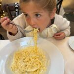 Jésica Cirio Instagram – MI SEMANA ✨
1- Divertidas con Chlo 😜
2- Selfie 🤳🏻
3- Ama los fideos 😂🍝
4- Piquito 😚
5- Dame café siempre ☕️
