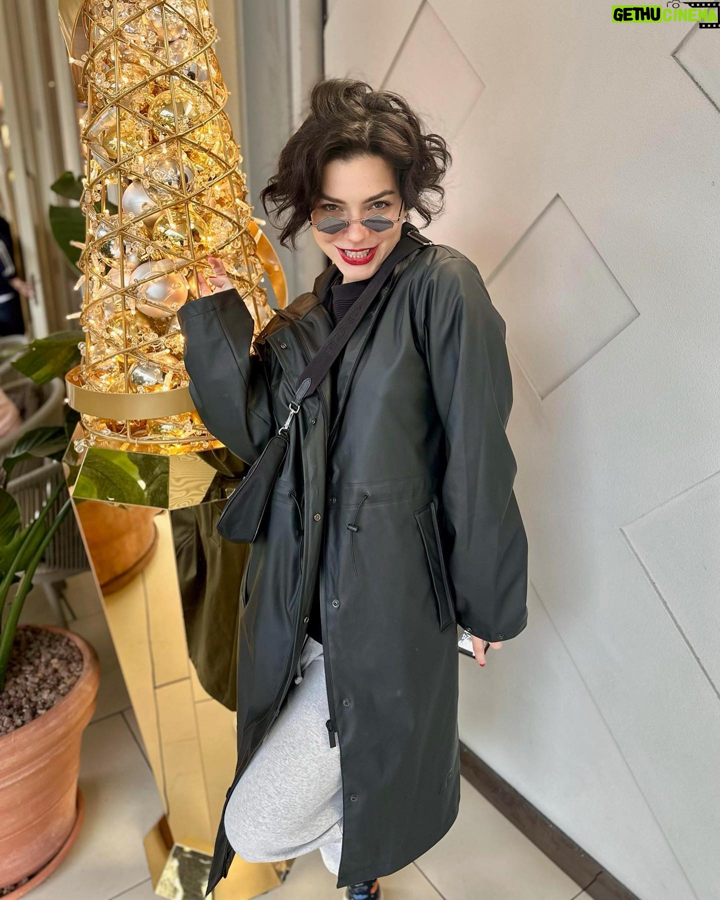 Merve Boluğur Instagram - Yeni yıl hepimize aşkı parayı mutluluğu getirsin...❤️❤️❤️hayatımızı hayallerimizin ötesinde mucizelerle yaşayalım:)