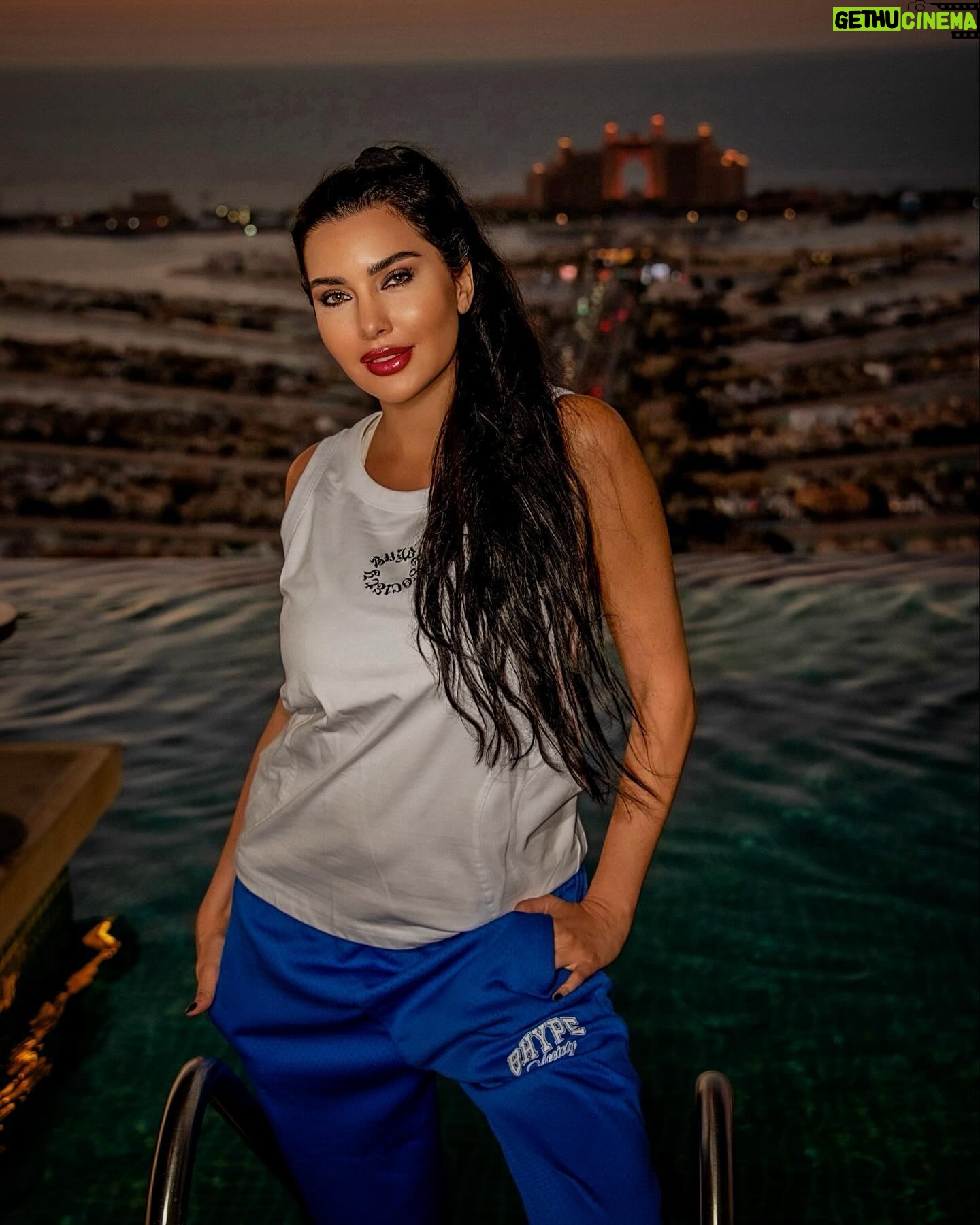 Lamitta Frangieh Instagram - Friday look @bhype_dxb @slimi7 💙
📸 @hossamelhalwagy_photography
.
.
#casual #weekend #endofdecember #bhyp #blue #dubai#lamittafrangieh
