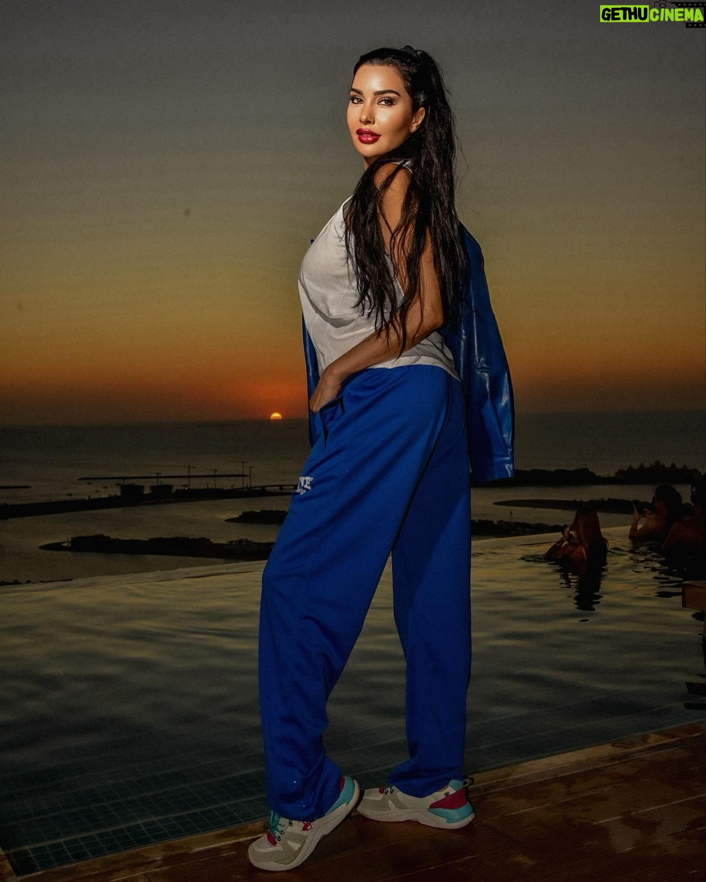 Lamitta Frangieh Instagram - Friday look @bhype_dxb @slimi7 💙
📸 @hossamelhalwagy_photography
.
.
#casual #weekend #endofdecember #bhyp #blue #dubai#lamittafrangieh