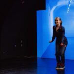 Anna-Maria Sieklucka Instagram – Za mną dwie premiery teatralne, które miały miejsce 12 grudnia. „Hańba” oraz „Pod lodem”, które wchodzą w skład Dekalogu Teatralnego. Łukasz Witt-Michałowski, który jest pomysłodawcą jak i reżyserem tego przedsięwzięcia, opiera się w jakimś aspekcie swoich założeń na twórczości „Dekalogu” Krzysztofa Kieślowskiego i Krzysztofa Piesiewicza. Stworzyliśmy spektakle mocne, które w odbiorcy pozostawiają pytania jak i nasuwają przemyślenia o kondycji dzisiejszego świata jak i własnej moralności. Artur Pałyga napisał nam świetne teksty. Postać Pełnomocniczki, w którą się wcieliłam w „Hańbię” jest na pewno charakterem, z którym nie chciałabym się zetknąć w prywatnym życiu, a Ewa, którą gram w „Pod lodem” była nowym, innym wyzwaniem aktorskim, potrzebowałam mocno zapoznać się z tematem straty. Od innej strony- wielowymiarowo. To był bardzo owocny czas, pełen głębi. Zapraszam Was w przyszłym roku, na pewno jeszcze nie raz zagramy dla Was. 🤍
.
.
.
fot. @rukasz @centrumkultury 

#theatre #performance #dekalogteatralny #play #actress