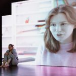 Anna-Maria Sieklucka Instagram - Za mną dwie premiery teatralne, które miały miejsce 12 grudnia. „Hańba” oraz „Pod lodem”, które wchodzą w skład Dekalogu Teatralnego. Łukasz Witt-Michałowski, który jest pomysłodawcą jak i reżyserem tego przedsięwzięcia, opiera się w jakimś aspekcie swoich założeń na twórczości „Dekalogu” Krzysztofa Kieślowskiego i Krzysztofa Piesiewicza. Stworzyliśmy spektakle mocne, które w odbiorcy pozostawiają pytania jak i nasuwają przemyślenia o kondycji dzisiejszego świata jak i własnej moralności. Artur Pałyga napisał nam świetne teksty. Postać Pełnomocniczki, w którą się wcieliłam w „Hańbię” jest na pewno charakterem, z którym nie chciałabym się zetknąć w prywatnym życiu, a Ewa, którą gram w „Pod lodem” była nowym, innym wyzwaniem aktorskim, potrzebowałam mocno zapoznać się z tematem straty. Od innej strony- wielowymiarowo. To był bardzo owocny czas, pełen głębi. Zapraszam Was w przyszłym roku, na pewno jeszcze nie raz zagramy dla Was. 🤍
.
.
.
fot. @rukasz @centrumkultury 

#theatre #performance #dekalogteatralny #play #actress