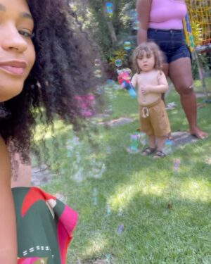 Juliana Alves Instagram - Carrosel de emoções natalinas!
Voltamos a nos reunir com essa família aqui também! 

Nosso elo é tão forte que nada consegue nos dispersar por muito tempo. Esse foi o exemplo que minha mãe mostrou com sua própria história. 

Obrigada, 2023 Valeu muito! 

#natal #familia #mae #Alves