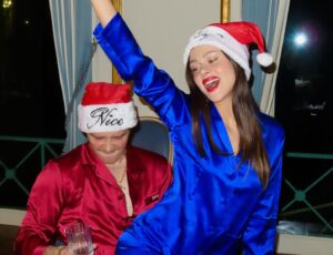Nicola Peltz Beckham Instagram - merry christmas eve 🩵💋🍸🎄🪽