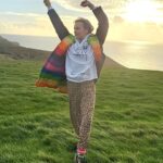 Fearne Cotton Instagram – 2024

Letting go of….
-shit that distracts me 
-worrying that I can’t sleep. If I don’t, I don’t. 
-self doubt
-seeking approval 
-saying yes out of fear

Letting in…..
-more fun. I often don’t let myself.
-big dreams 
-better boundaries
-gentleness
-new ideas 

Good vibes, health and hapiness to you all. ✨️
