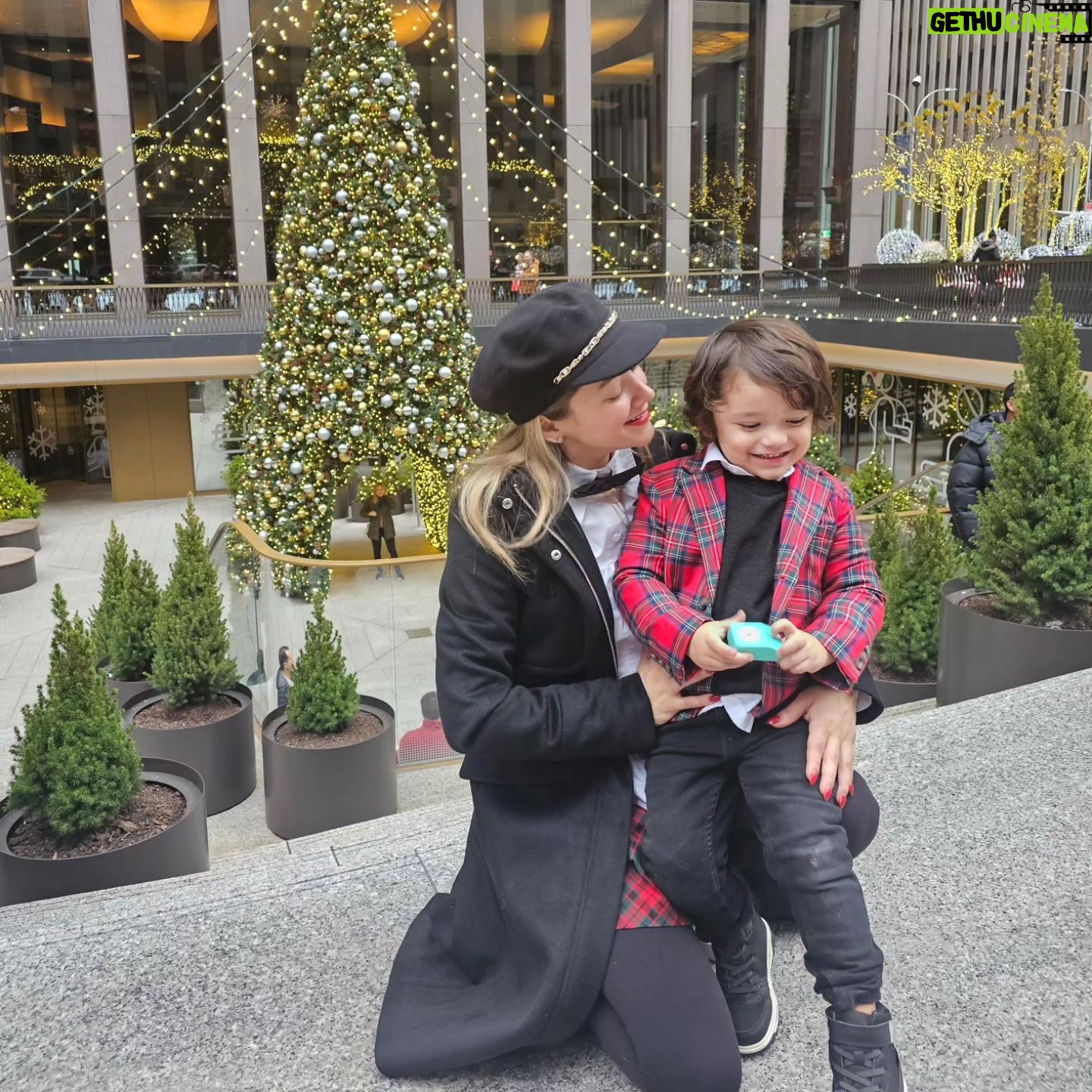 Sherlyn Instagram - NYC tantas historias que contar, pero la más bella toma mi mano y me llama mamá!