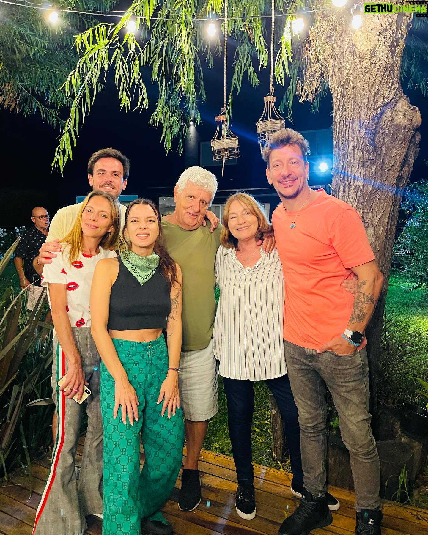 Nicolás Vázquez Instagram - Navidad en familia. Gracias por el cariño!! Todo lo que nos desean a nosotros, el doble para ustedes.
🙌🏽🤍♾️👆🏽