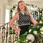 Elizabeth Banks Instagram - Happy Holidays from my staircase! 💫
(this is a hotel)