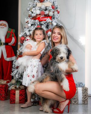 Jésica Cirio Instagram - Con Chloe les deseamos a todos una muy feliz Navidad. ☺️🎄 Que sea una noche llena de amor, magia y lindos momentos. 💓 
@coco.bsas