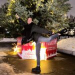 Kristina Asmus Instagram - С наступающим!!! 🐉🎄 Любовь - единственное, что имеет смысл. Спасибо этому году за твердейшее убеждение с этом 🪄
Это был потрясающий год. Потрясающий своей чудовищностью. Летом была растерзана и думала, что не вывезу вообще. Но вывезла и готова написать диссертацию по стойкости, принятию и умению благодарить, что бы ни.. 👐🏻 Спасибо каждому, кто не протянул руку. Спасибо, мои учителя! В вас много света, просто иногда вы забываете про это 🤍
Спасибо всем, кто спас меня, сам того не подозревая..@olegmenshikov.ru @nastasyagomiashvili @marianisanova @natashabah @karina____asmus @0o0oo0o00o0 @avervicus @blowhorses @anastasiya_____a_____ @runtsova @kovalenko__8888 @pikkusuvi - за вами в любую передрягу!!! 🛟
Выхожу в конце года ментально в открытый космос и бабочки в животе херачат, ой-ёй как )) 🧚🏻‍♀️
С наступающим!!! Множьте тепло и подхватывайте друг друга, если падаем. Обнимаю 🌙