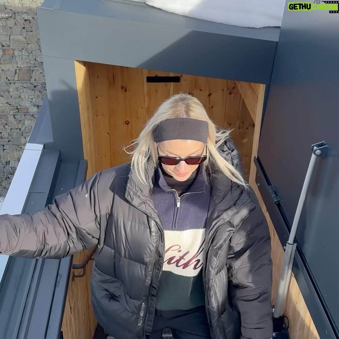 Lena Gercke Instagram - On top 🏔️ really loving this place, so we came twice this week without even skiing 😂🙏🏻😇🙌🏻