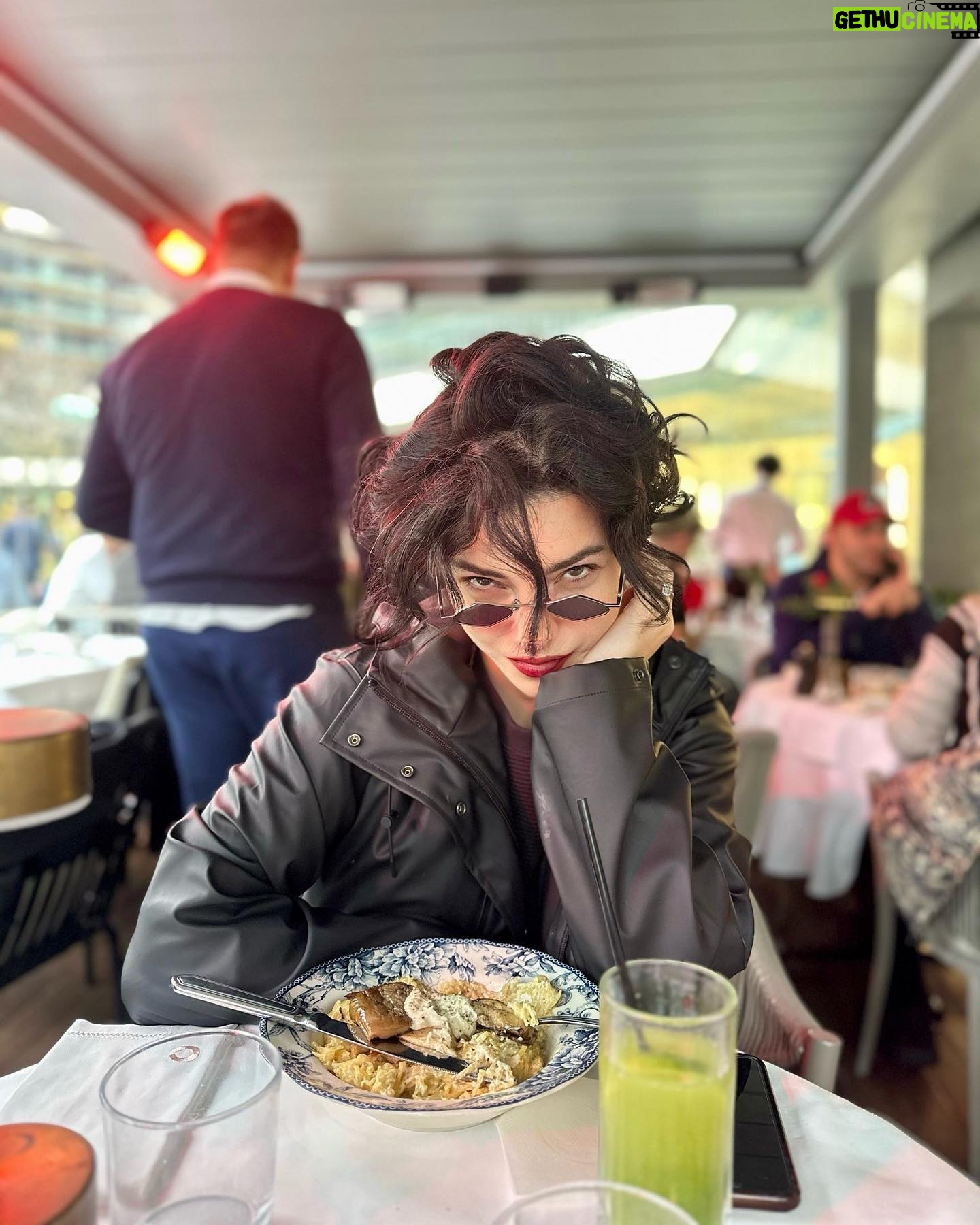 Merve Boluğur Instagram - Yeni yıl hepimize aşkı parayı mutluluğu getirsin...❤️❤️❤️hayatımızı hayallerimizin ötesinde mucizelerle yaşayalım:)