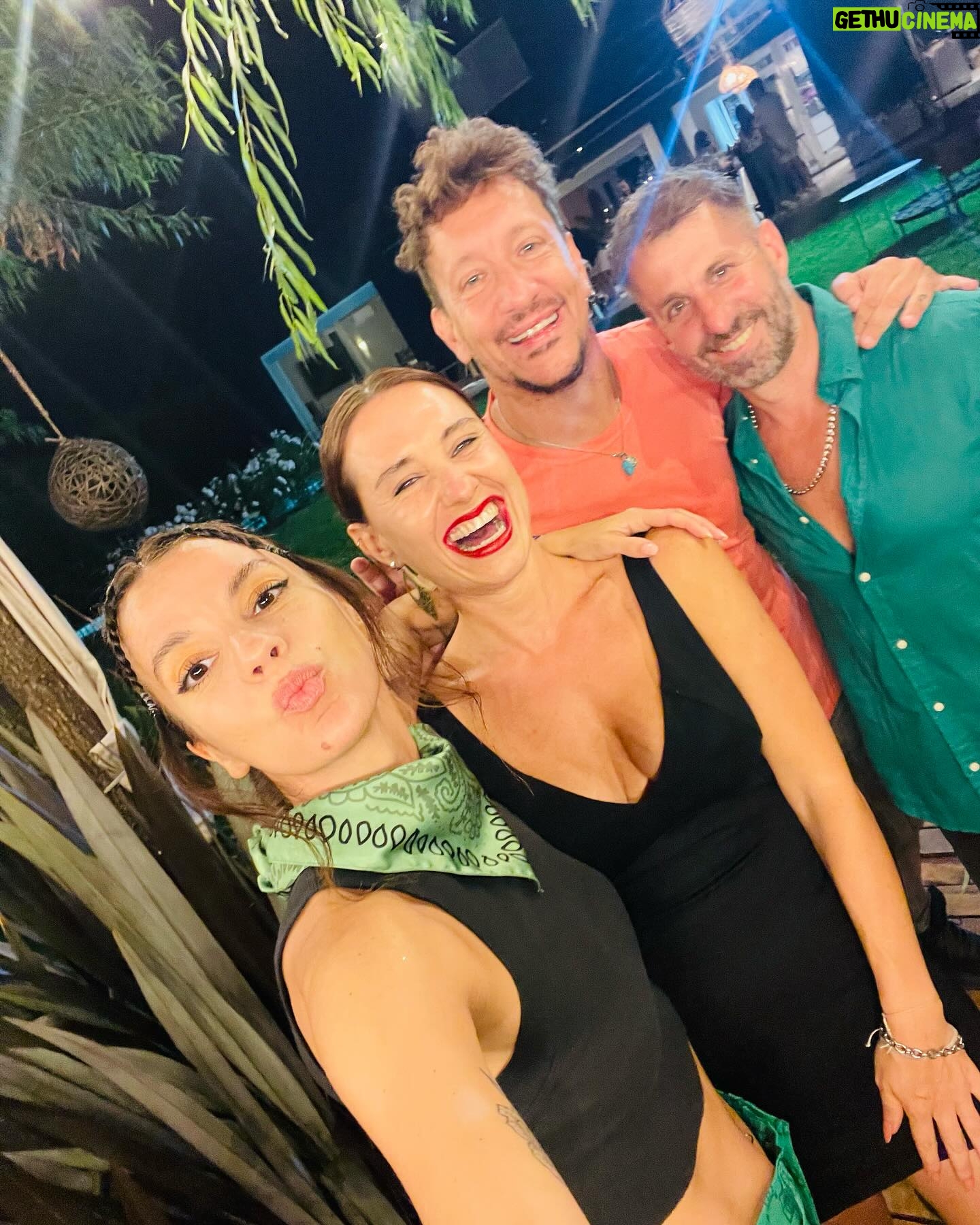 Nicolás Vázquez Instagram - Navidad en familia. Gracias por el cariño!! Todo lo que nos desean a nosotros, el doble para ustedes.
🙌🏽🤍♾️👆🏽