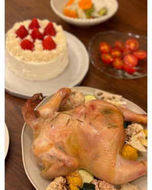 Nozomi Sasaki Instagram - 毎年恒例🎄
丸鶏のチキンとケーキ🍗🍰
チキン焼いて、ケーキは子供と一緒に作りました！
生クリームを泡立ててからは、生クリーム泥棒がこっそり何度も舐めてた👦🏻
気持ちは分かるけどね！
生クリーム無くなるからやめて〜！
と、ドタバタクッキングでした👩‍🍳

さて、クリスマスも終わり、
年越しはゆっくりしたいので、それまでにやる事終わらせます✨