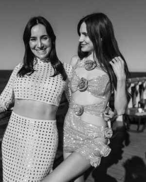 Macarena Achaga Instagram - vivimos en el futuro 🥹 y aquí en Australia ya es 1ero de enero -desde hace rato- y no podría pedir nada más que tener a mis personas favoritas todas juntas 💕💕💕 
gracias por acompañarnos en otro año de huracán macarena 🌪️

@santiagoachaga & @ren.soifer todo es mejor con ustedes 💘