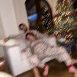 Jessie James Decker Instagram - 🎄Last Christmas as a family of 5 until baby brother is here❤️ We love you already sweet boy💙🎁🎄✨Merry Christmas Eve y’all🎄