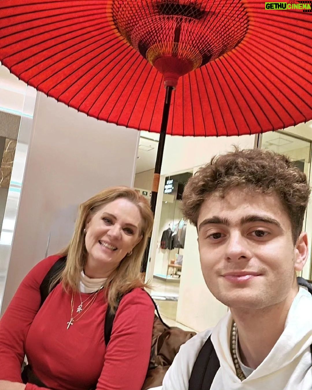 Erika Buenfil Instagram - Pasando la tarde .saludos