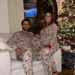 Jessie James Decker Instagram - 🎄Last Christmas as a family of 5 until baby brother is here❤️ We love you already sweet boy💙🎁🎄✨Merry Christmas Eve y’all🎄