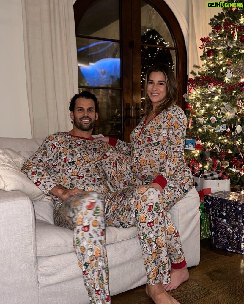 Jessie James Decker Instagram - 🎄Last Christmas as a family of 5 until baby brother is here❤️ We love you already sweet boy💙🎁🎄✨Merry Christmas Eve y’all🎄