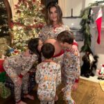 Jessie James Decker Instagram - 🎄Last Christmas as a family of 5 until baby brother is here❤️ We love you already sweet boy💙🎁🎄✨Merry Christmas Eve y’all🎄