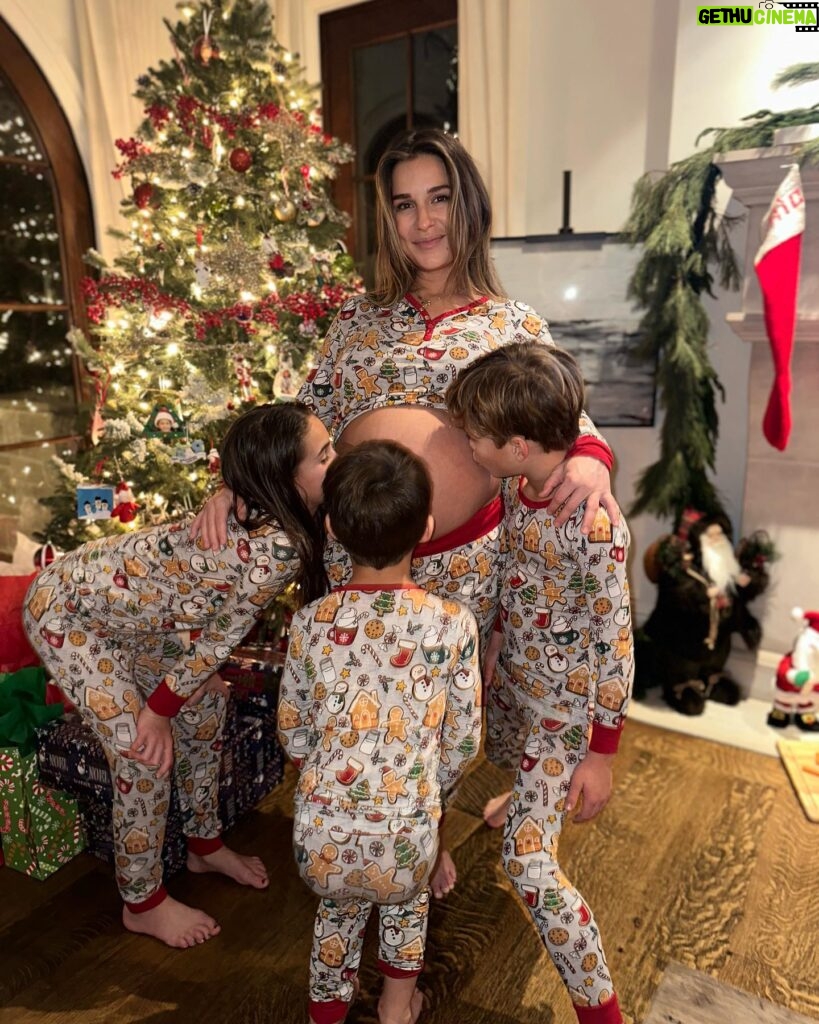 Jessie James Decker Instagram - 🎄Last Christmas as a family of 5 until baby brother is here❤️ We love you already sweet boy💙🎁🎄✨Merry Christmas Eve y’all🎄