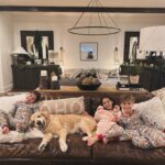 Jessie James Decker Instagram - 🎄Last Christmas as a family of 5 until baby brother is here❤️ We love you already sweet boy💙🎁🎄✨Merry Christmas Eve y’all🎄